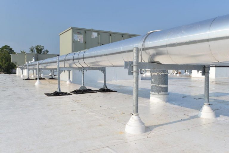 wind and seismic compliant rooftop pipe supports with stanchion attachment to structure