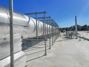 Rooftop pipe supports with stanchion attachment for wind and seismic