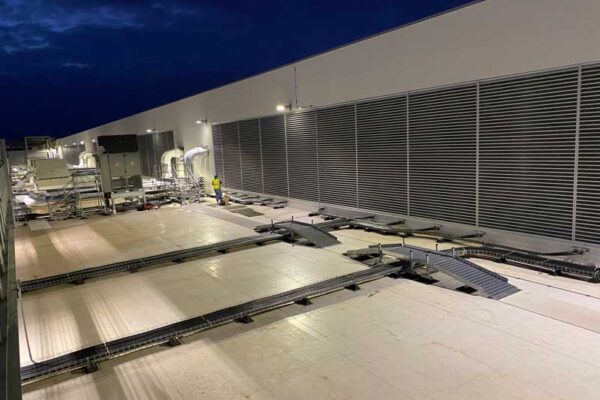 Crossover ramps over cable trays on data center