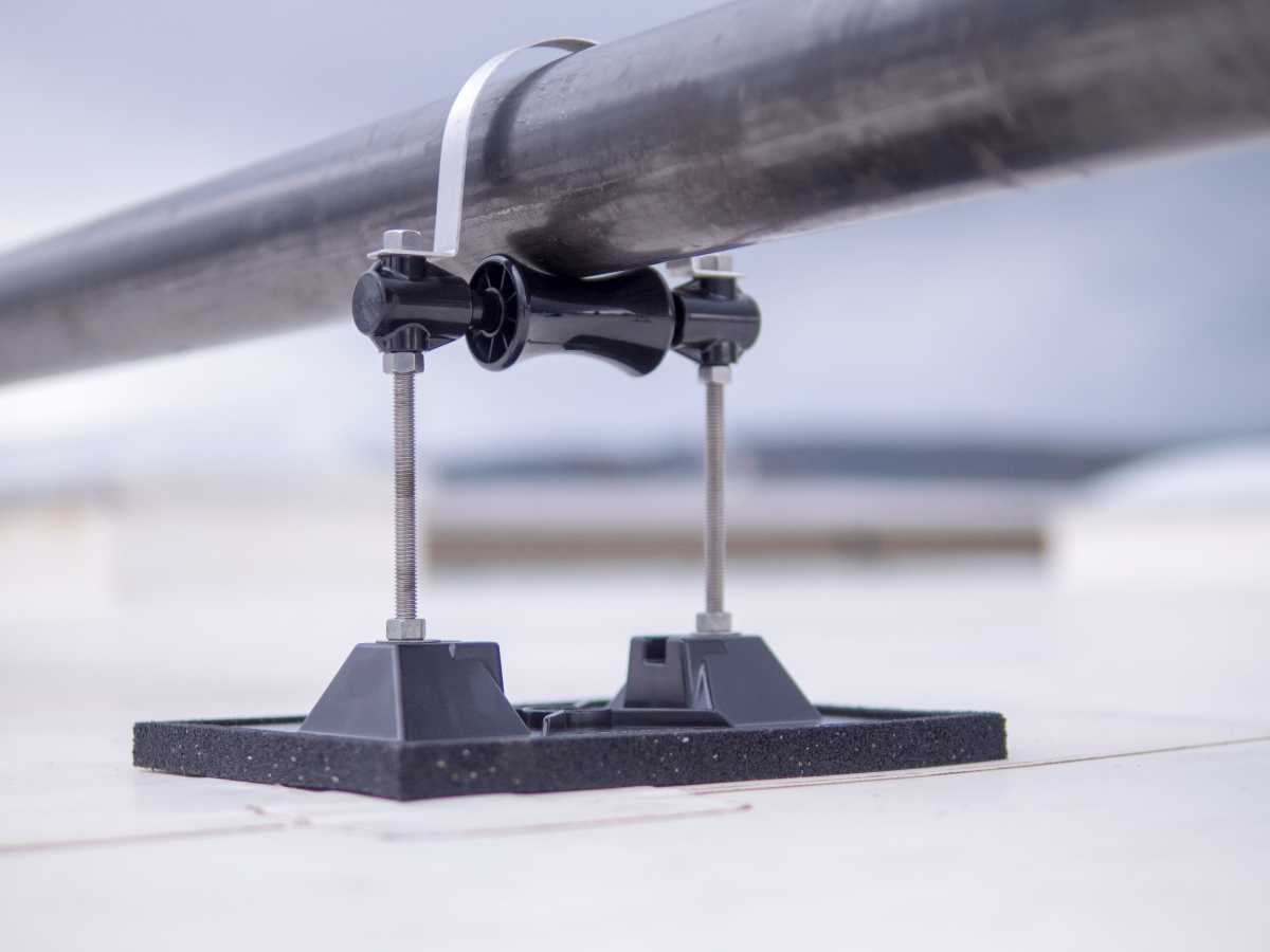 Row of 3-RAH-8 roller supports on rooftop pipe run